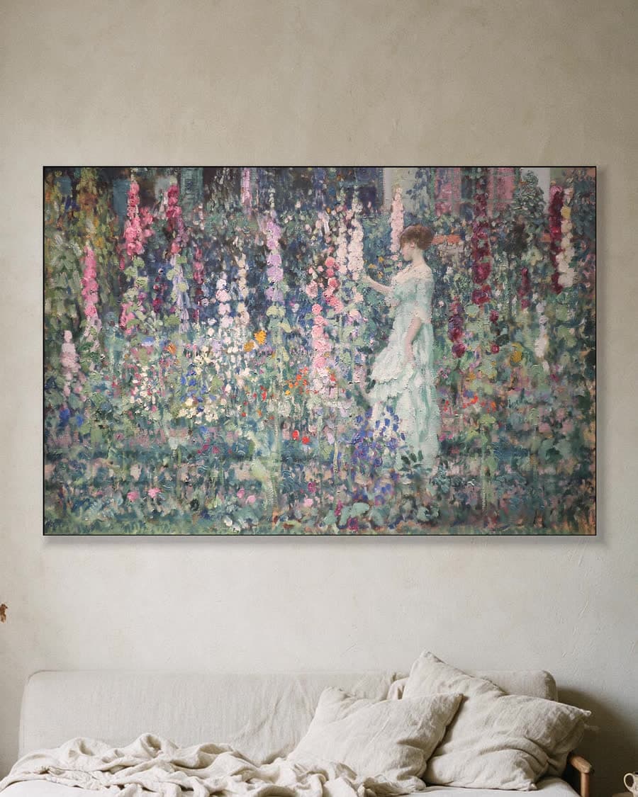 Hollyhocks (ca. 1912) in een aluminium frame aan dezelfde muur