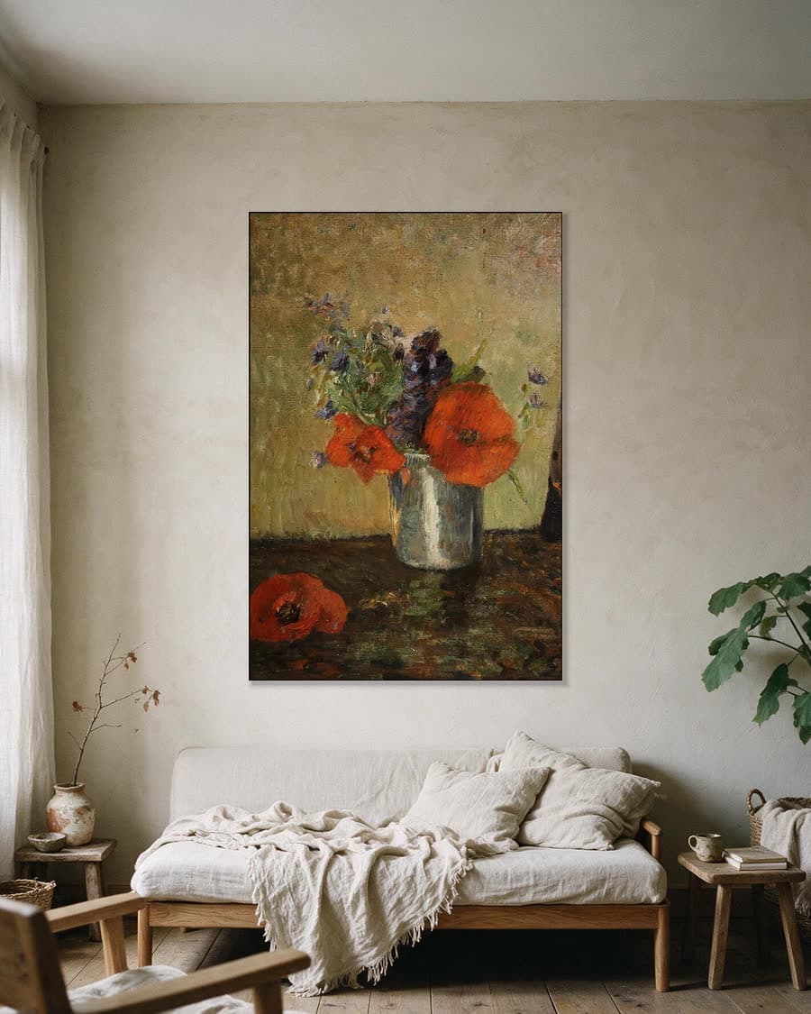 Zomerbloemen in een beker in een aluminium frame aan dezelfde muur