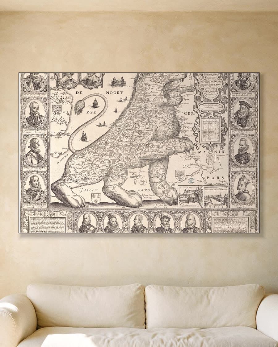 Leo Belgicus (1611) in een aluminium frame aan dezelfde muur