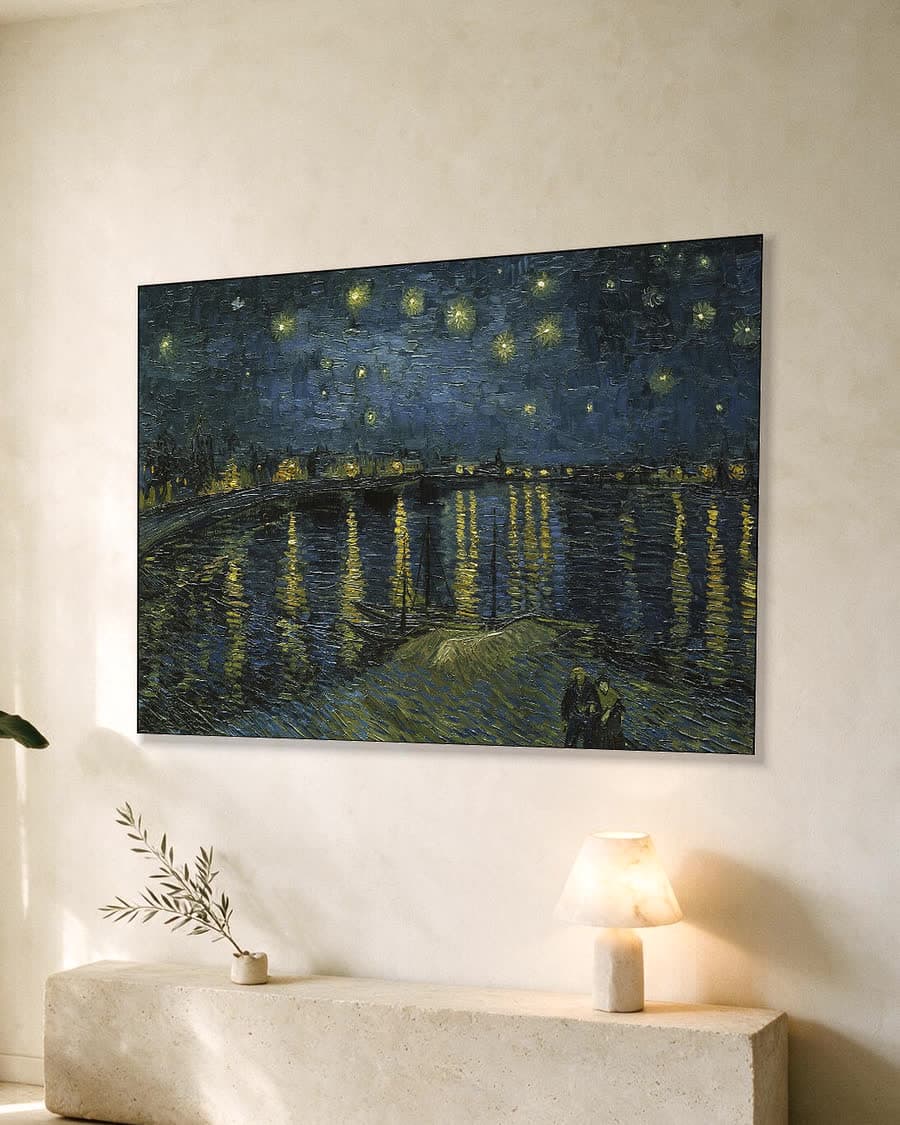 De sterrennacht in een aluminium frame aan dezelfde muur