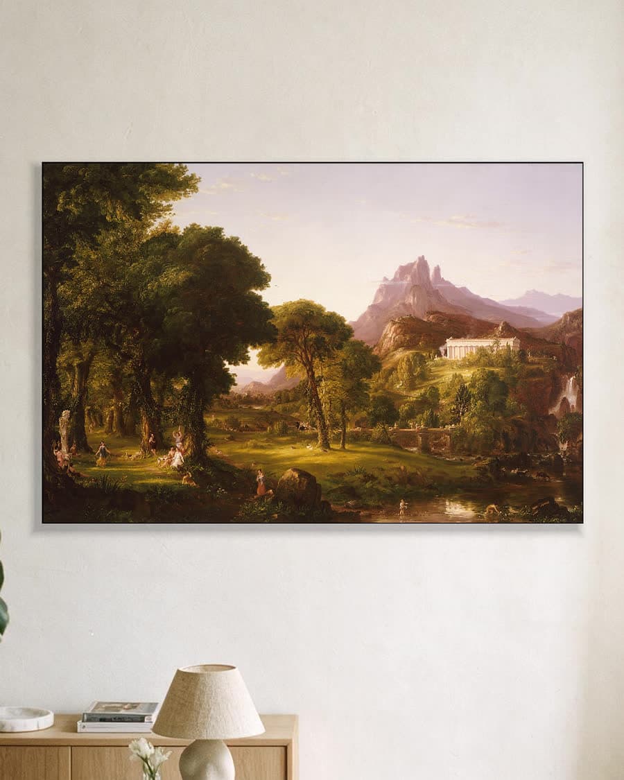 Idyllisch landschap met tempel en figuren in een aluminium frame aan dezelfde muur