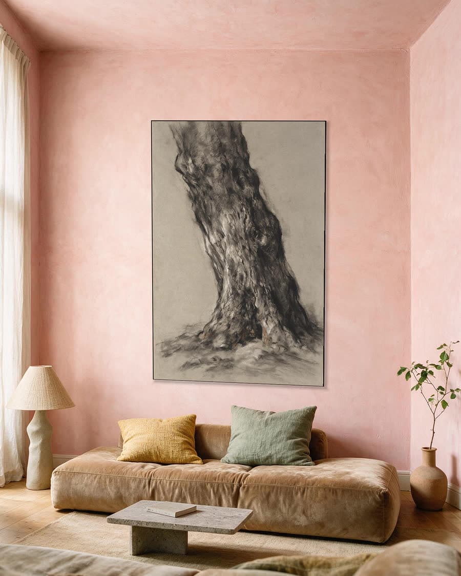 Boomstam in een aluminium frame aan dezelfde muur