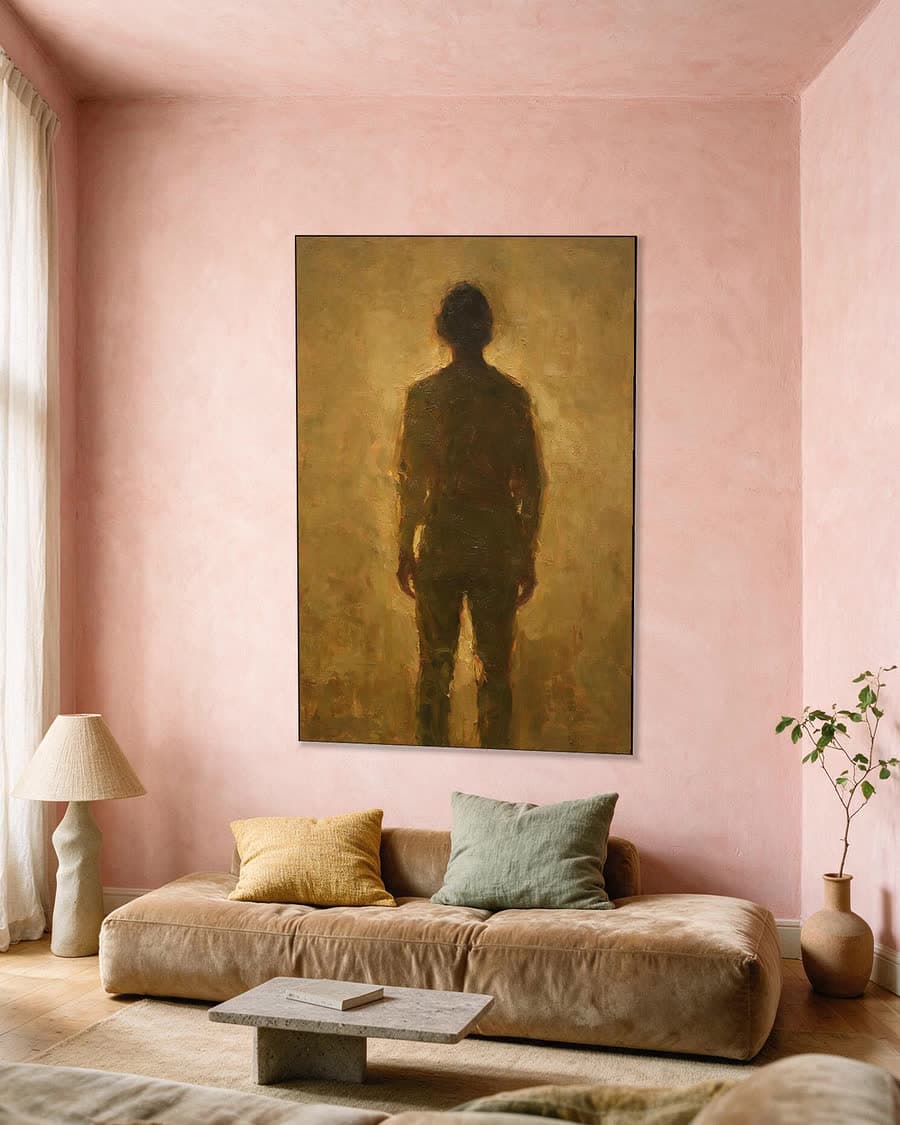 Figuur in een lege kamer in een aluminium frame aan dezelfde muur