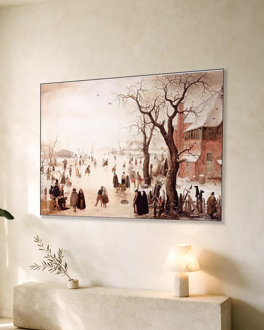Winterlandschap bij een dorp in een aluminium frame aan dezelfde muur