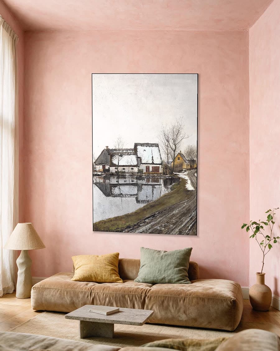 Winterdag bij dooi met spiegelende huizen in een aluminium frame aan dezelfde muur