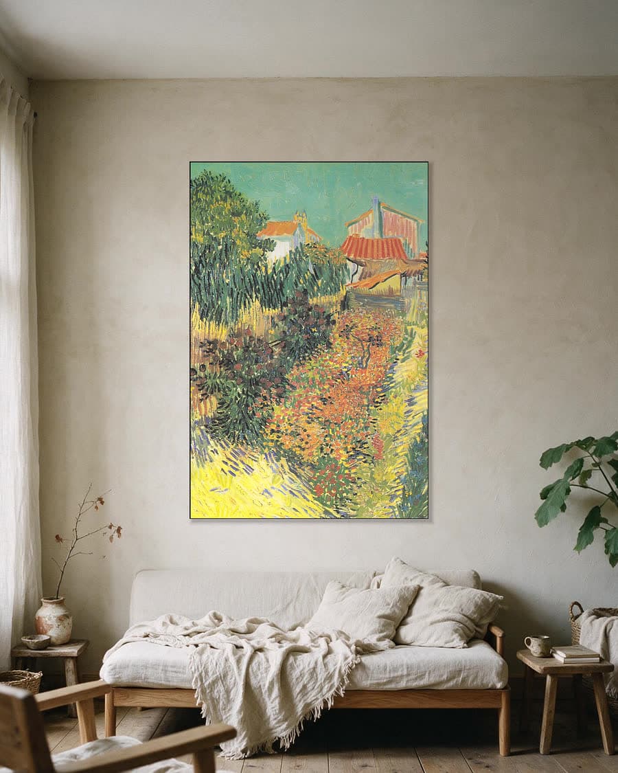 Middag, of tuin achter een huis in een aluminium frame aan dezelfde muur