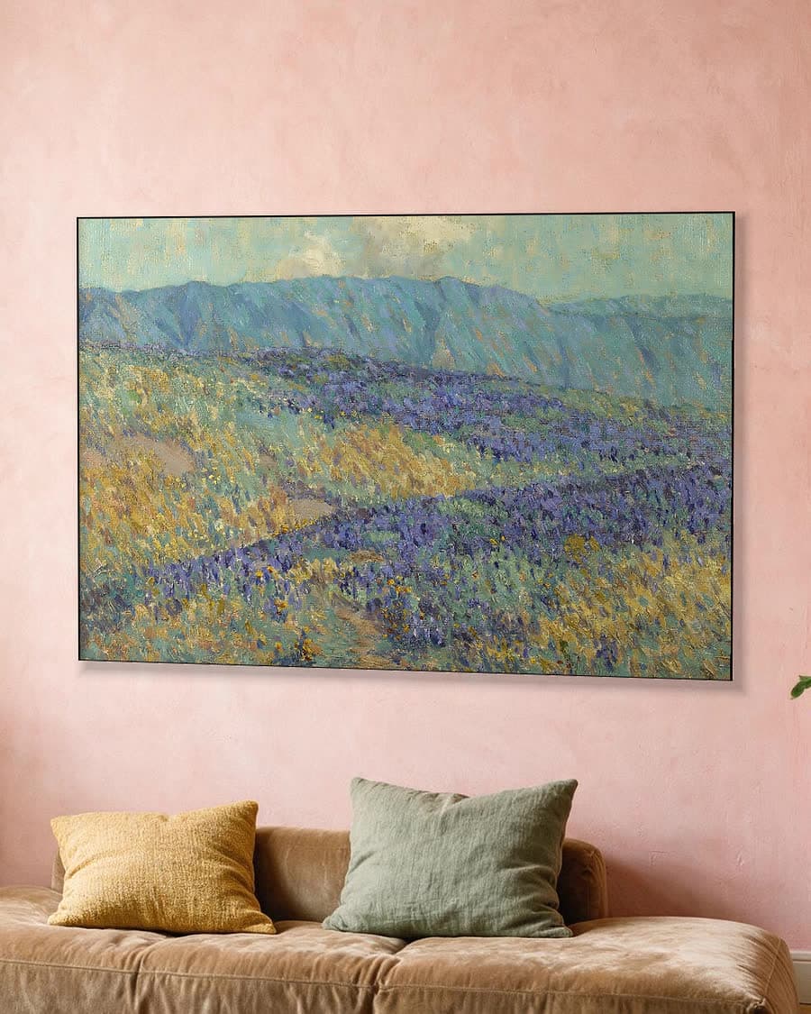 Blauwe bloemen in een aluminium frame aan dezelfde muur