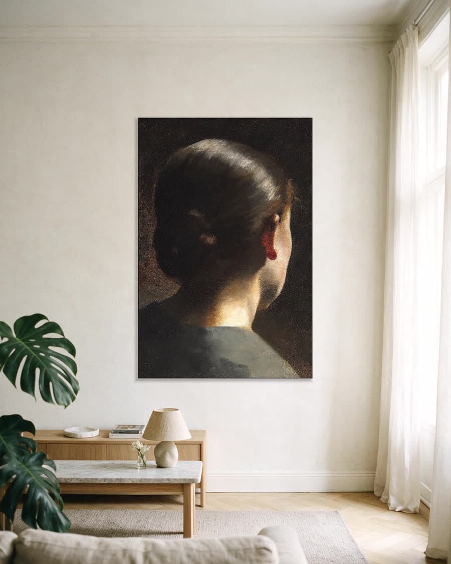 Anna Hammershøi op de rug gezien in een aluminium frame aan dezelfde muur