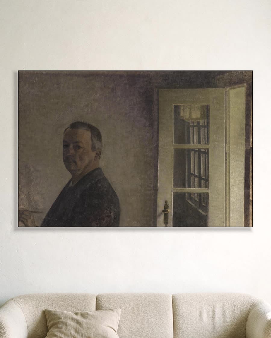 Interieur met vrouw van achteren gezien in een aluminium frame aan dezelfde muur