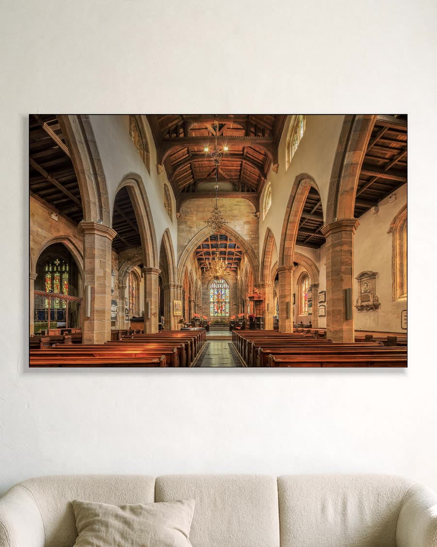 Majestueus kerkinterieur in een aluminium frame aan dezelfde muur