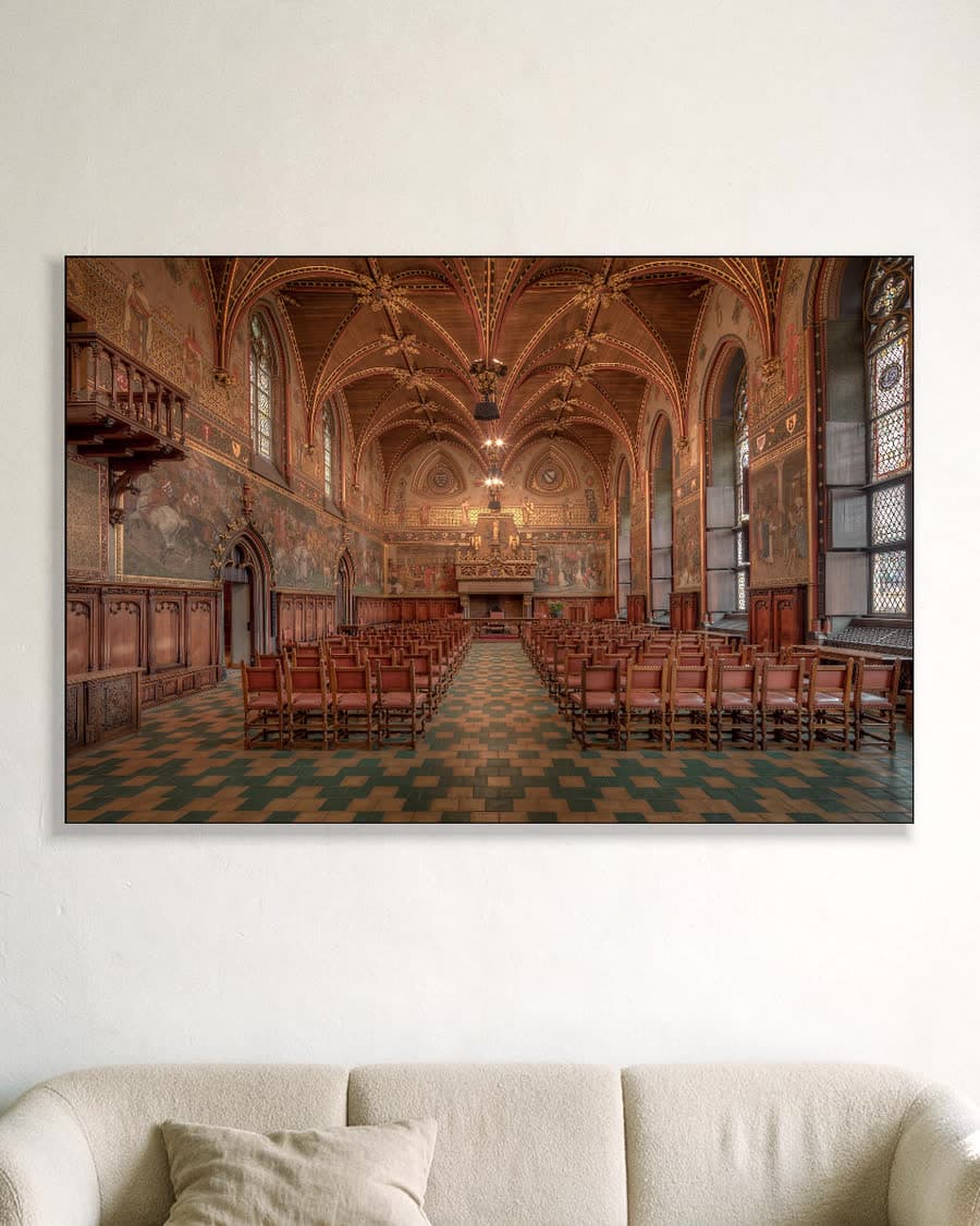 Historische zaal met rijke decoraties in een aluminium frame aan dezelfde muur