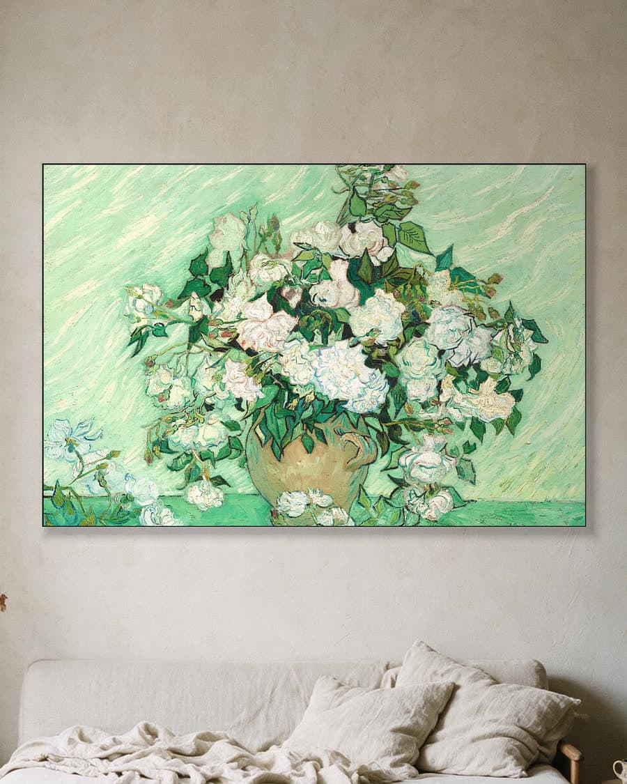 Rozen in een aluminium frame aan dezelfde muur