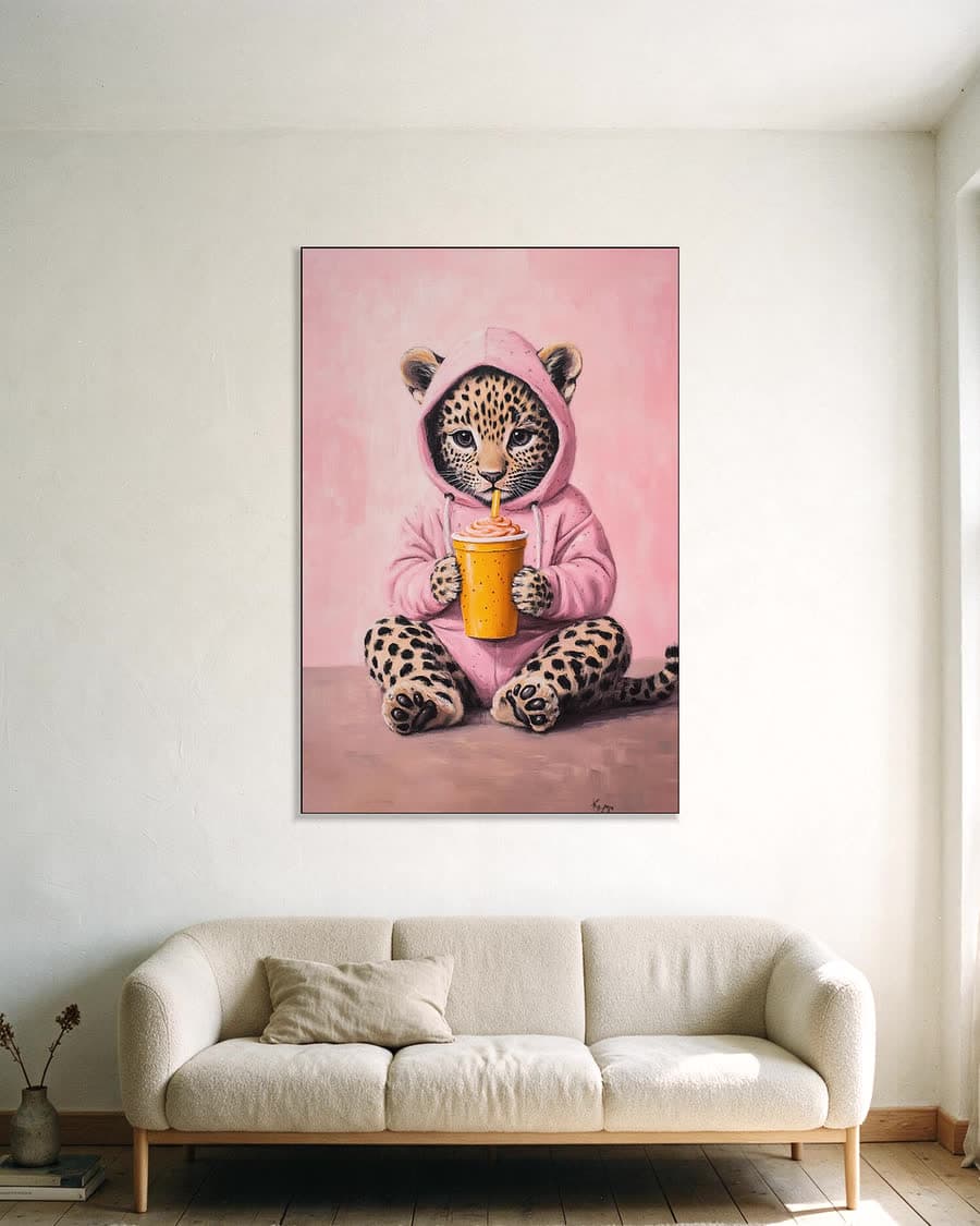 Luipaardje in roze in een aluminium frame aan dezelfde muur