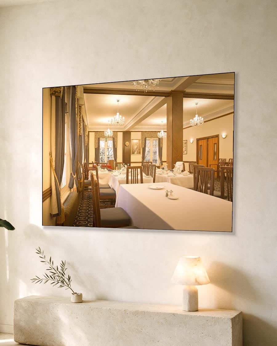 In de eetkamer in een aluminium frame aan dezelfde muur