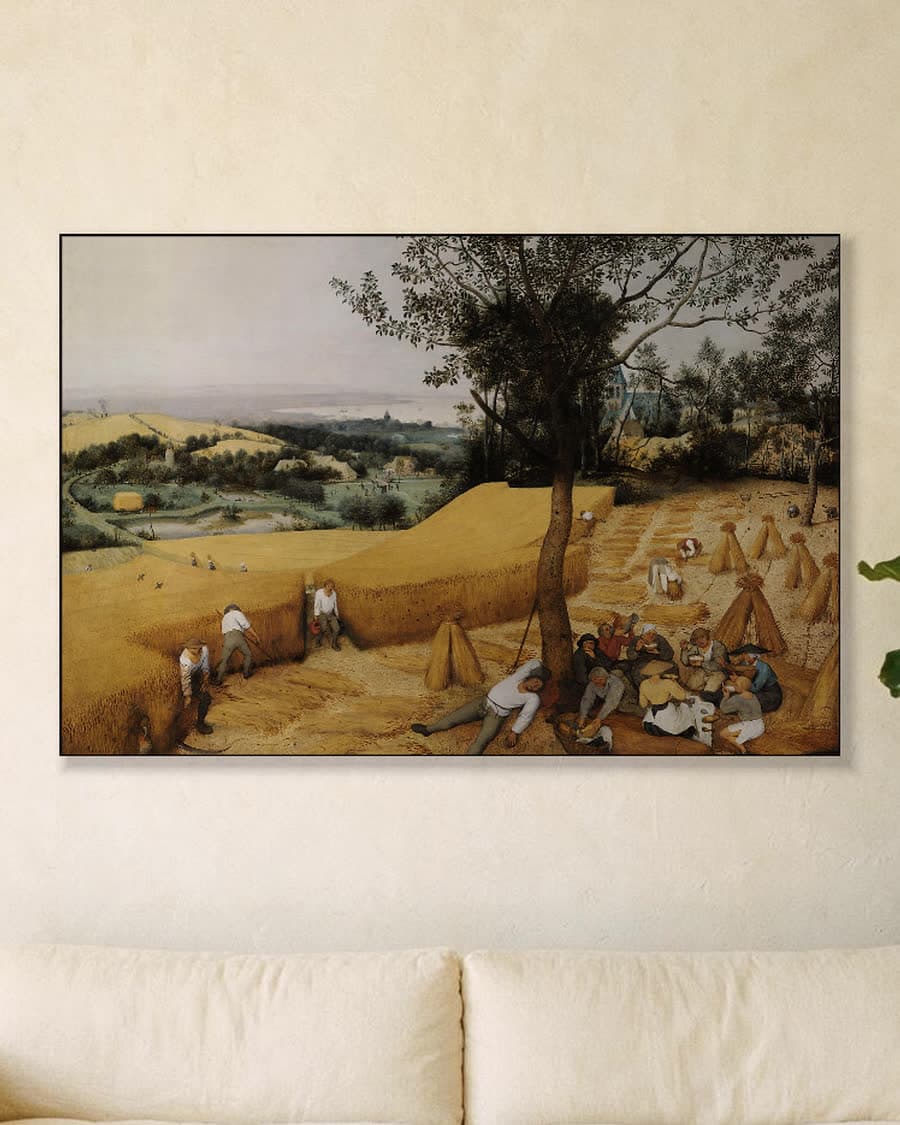 De korenoogst (1565) in een aluminium frame aan dezelfde muur