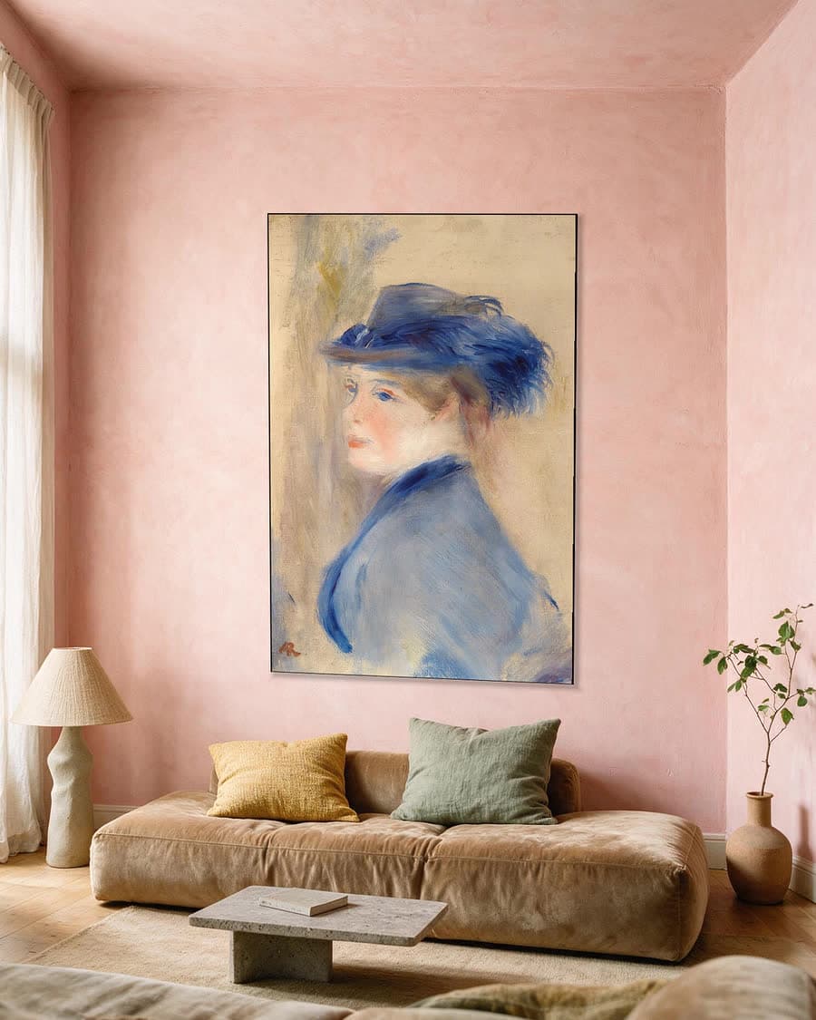 Buste van een vrouw in een aluminium frame aan dezelfde muur