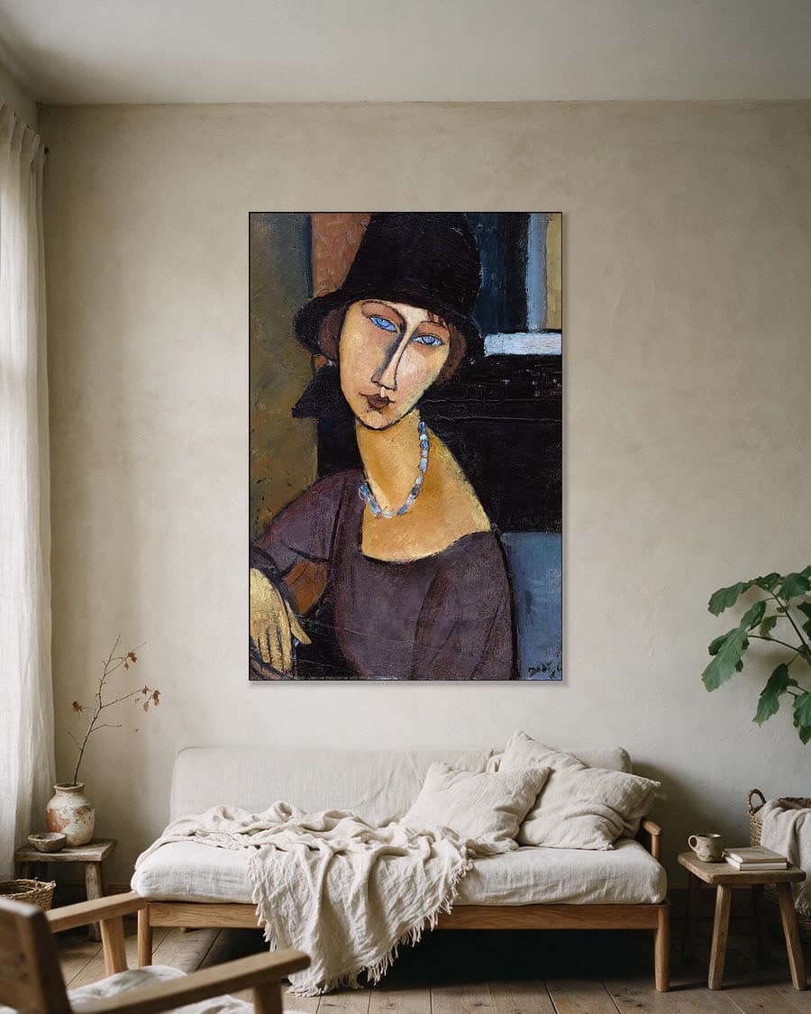 Jeanne Hébuterne met hoed en ketting in een aluminium frame aan dezelfde muur