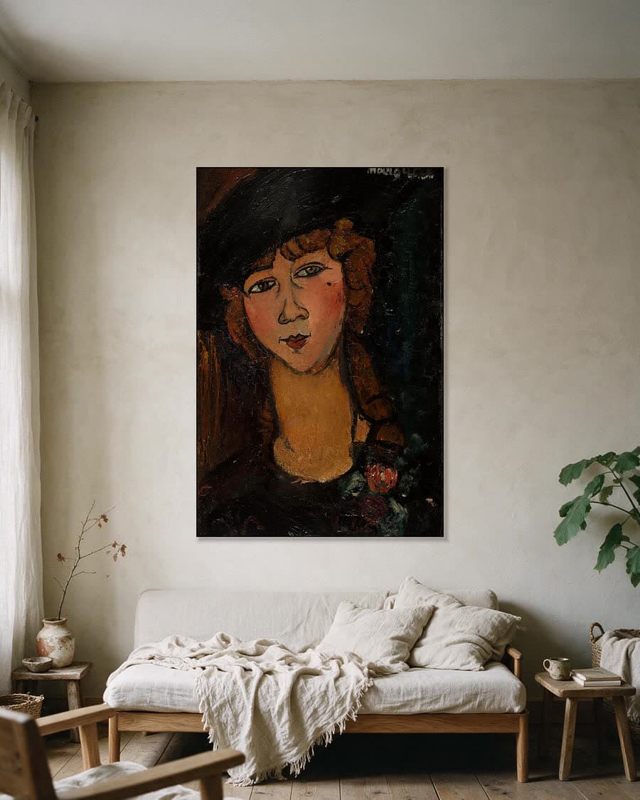 Lolotte in een aluminium frame aan dezelfde muur