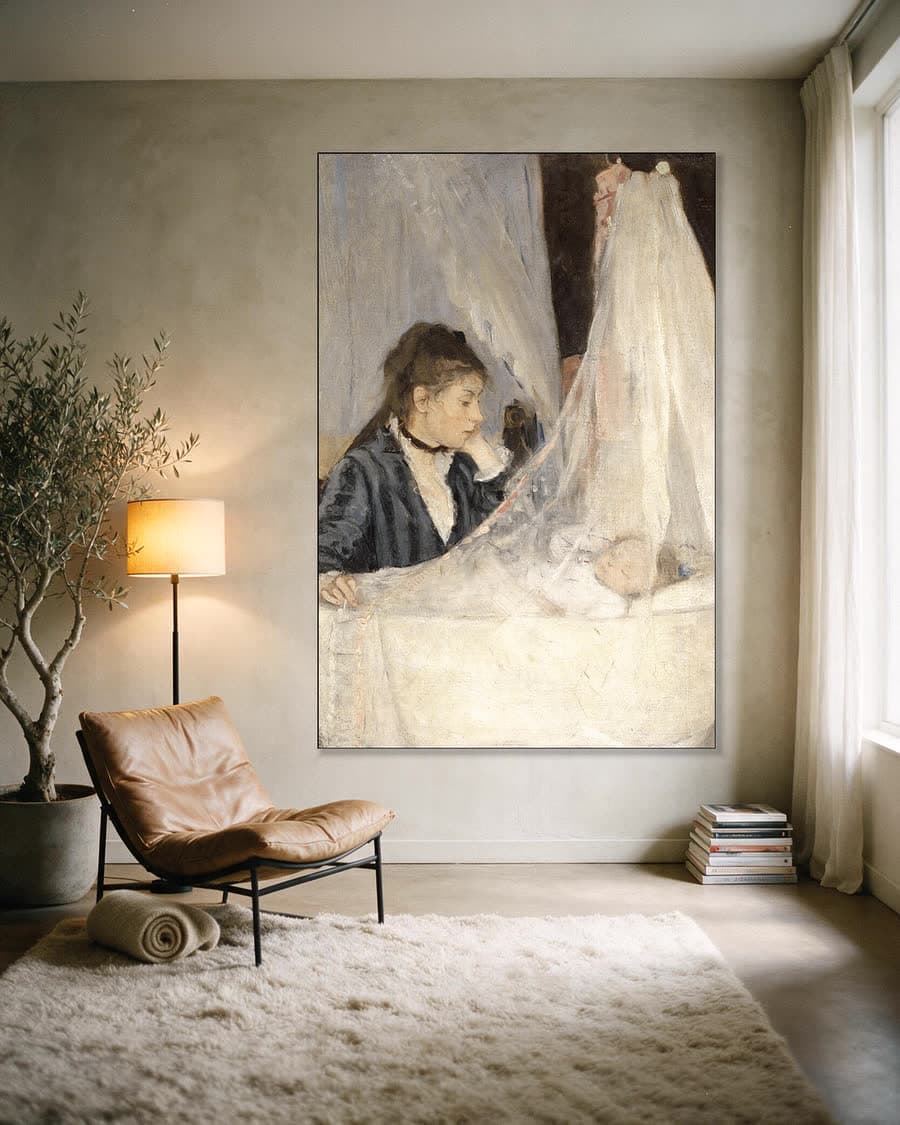 De wieg (1872) in een aluminium frame aan dezelfde muur