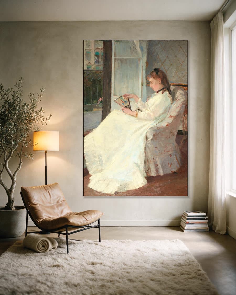 De zuster van de kunstenares bij het raam in een aluminium frame aan dezelfde muur