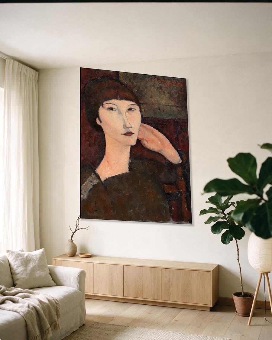 Adrienne, vrouw met pony in een aluminium frame aan dezelfde muur