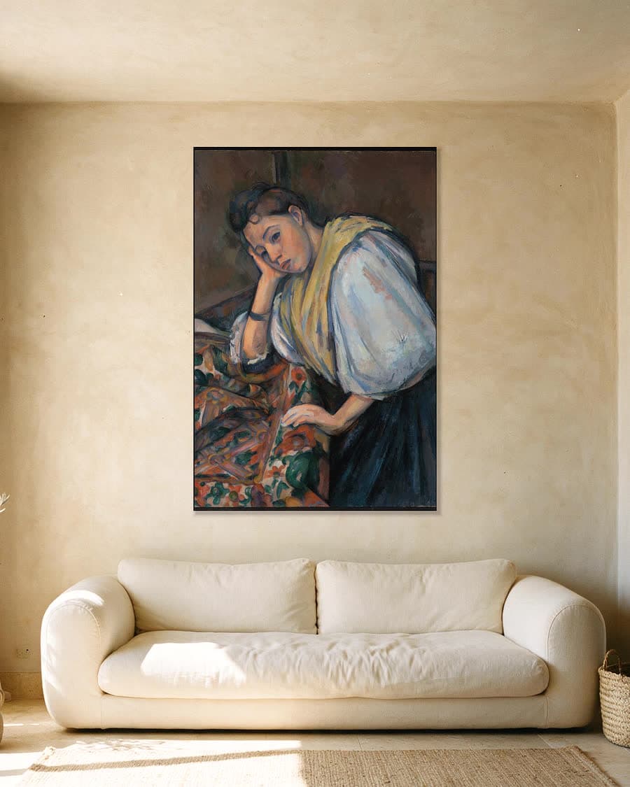 Jonge Italiaanse vrouw aan een tafel in een aluminium frame aan dezelfde muur