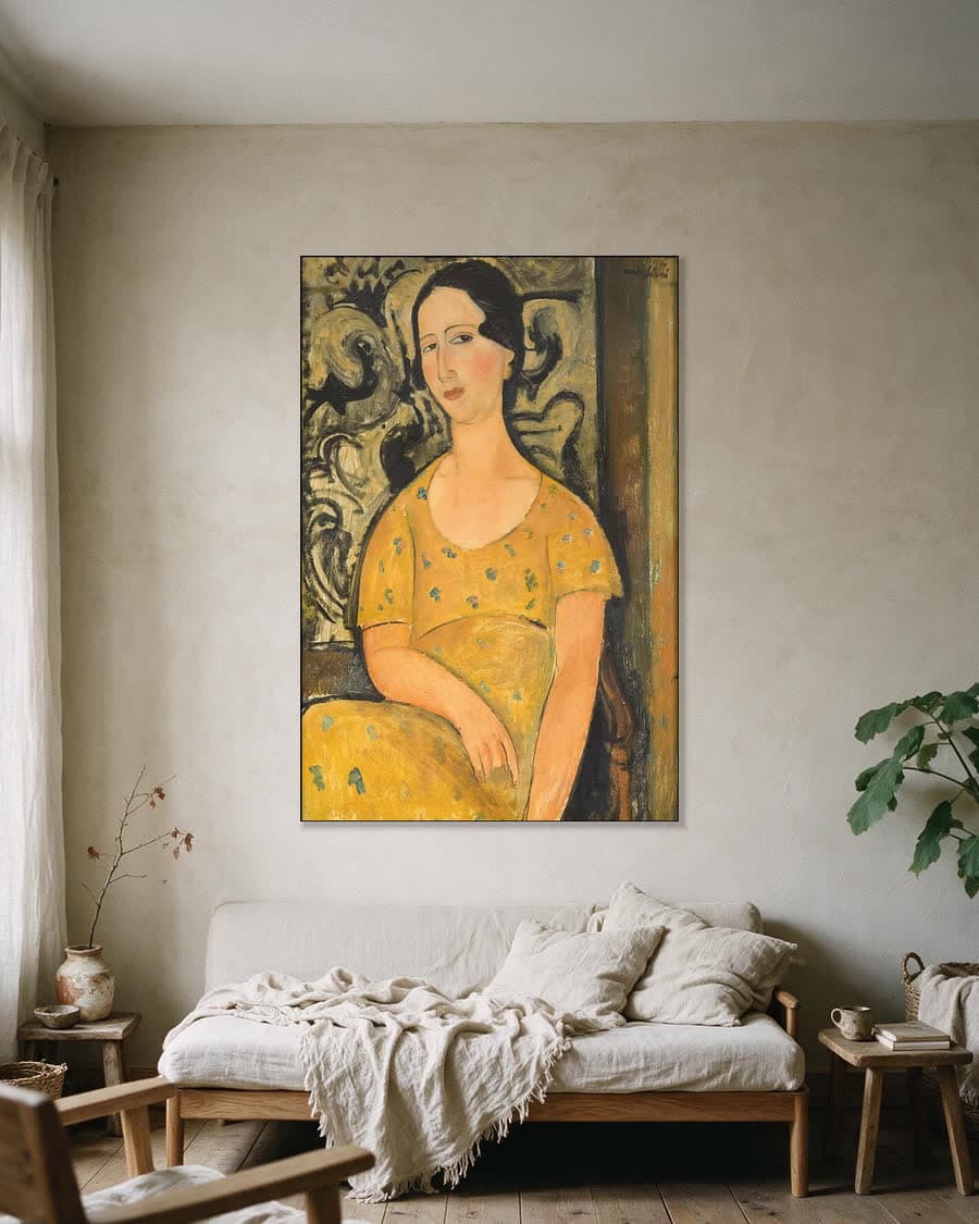 Jonge vrouw in een gele jurk, Renée Modot in een aluminium frame aan dezelfde muur