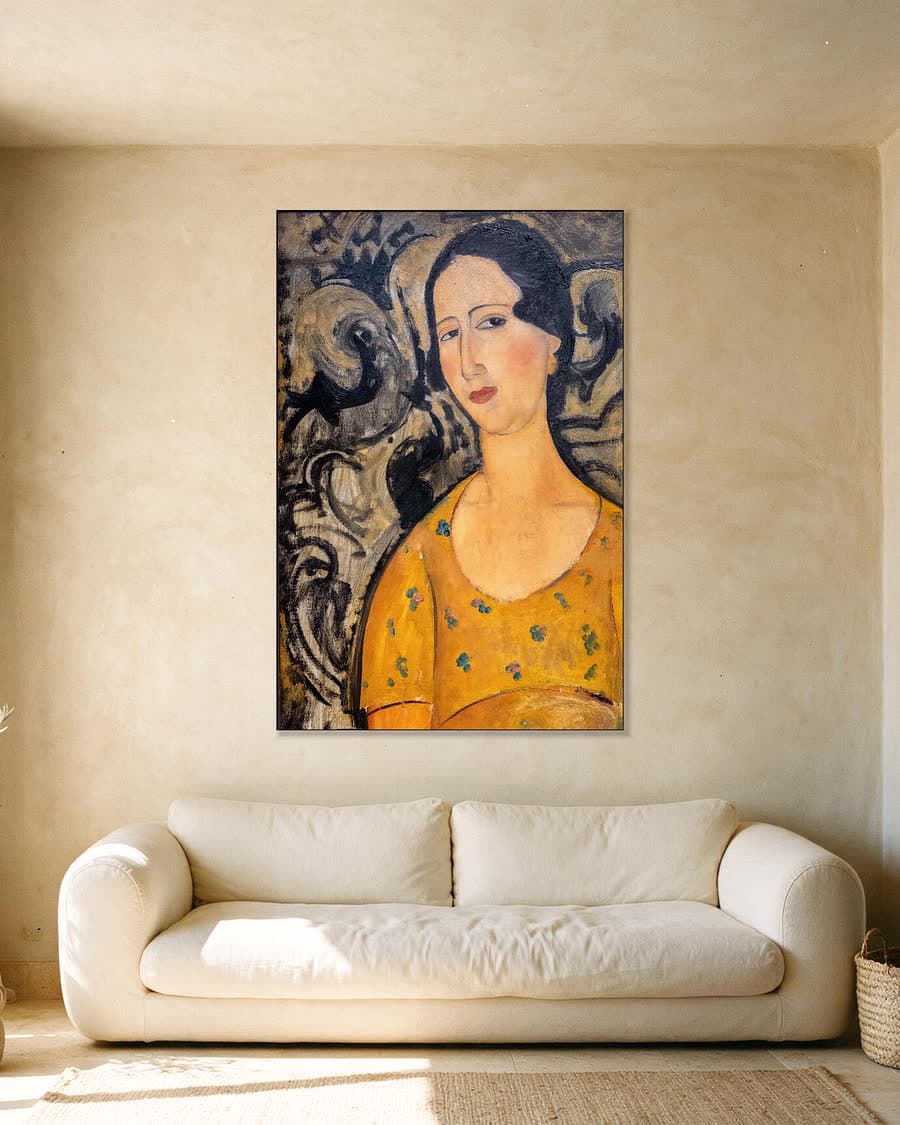 Jonge vrouw in gele jurk (Renée Modot) in een aluminium frame aan dezelfde muur