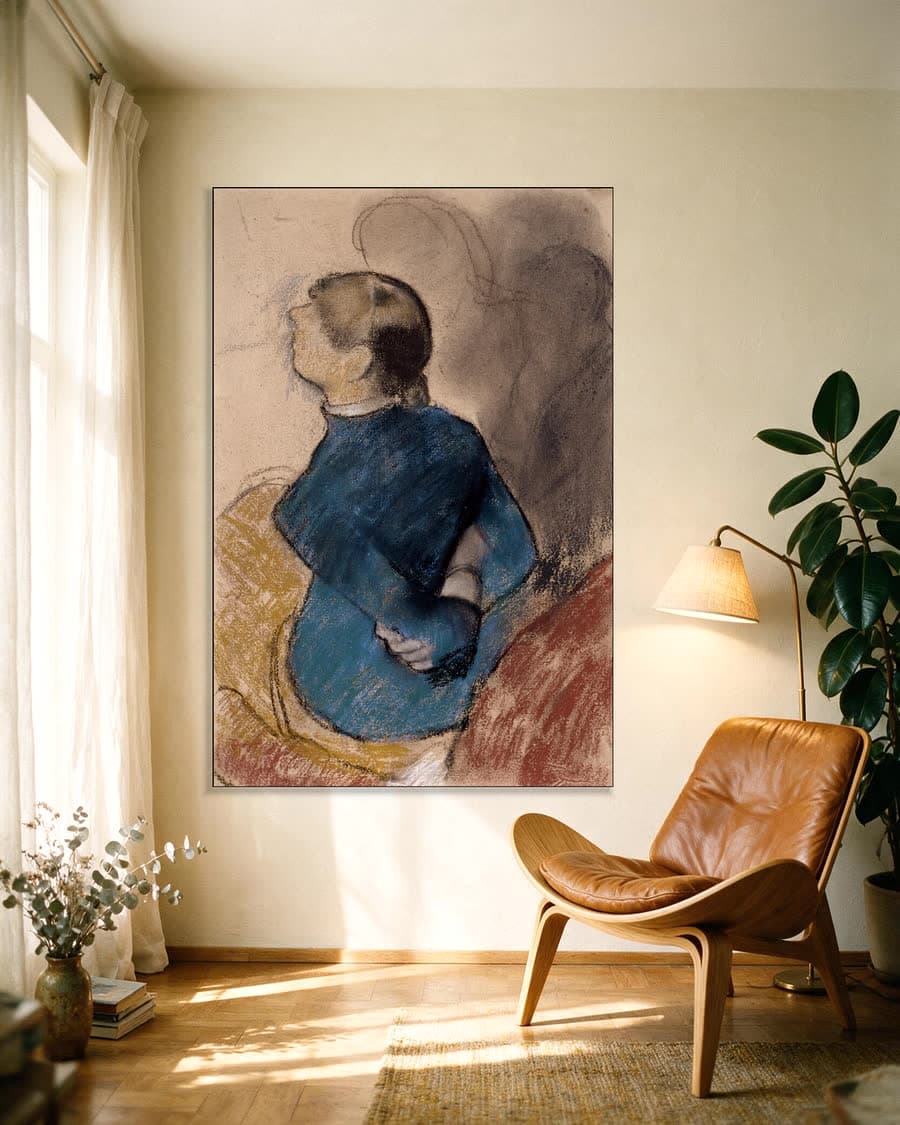 Jonge vrouw in het blauw in een aluminium frame aan dezelfde muur