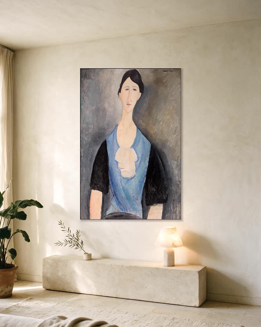 Jonge vrouw in het blauw in een aluminium frame aan dezelfde muur