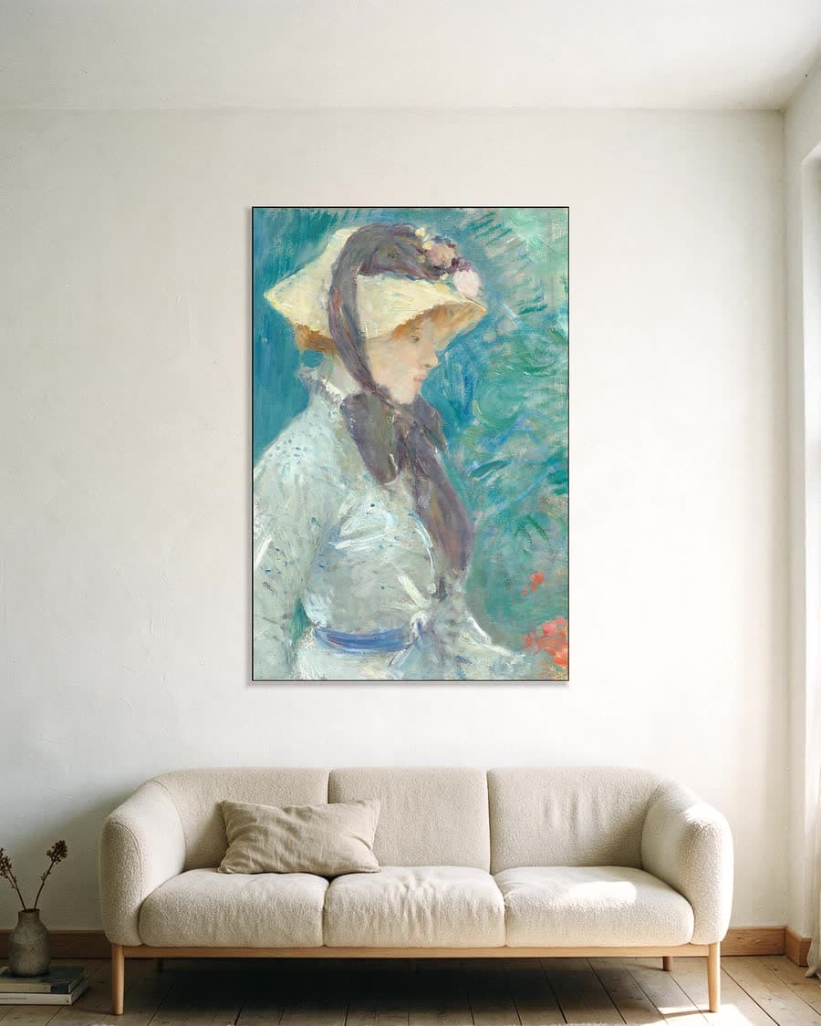 Jonge vrouw met strohoed in een aluminium frame aan dezelfde muur