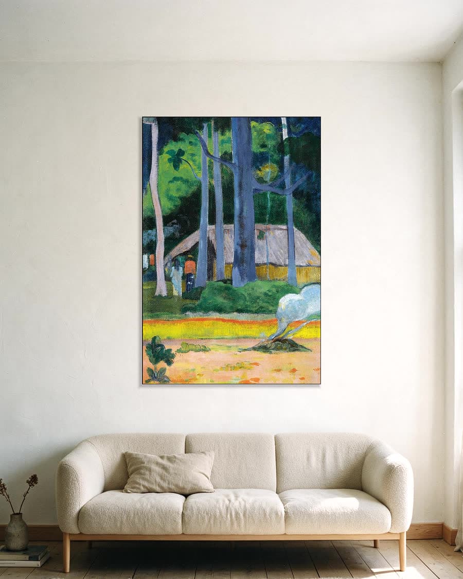 Hut onder de bomen in een aluminium frame aan dezelfde muur