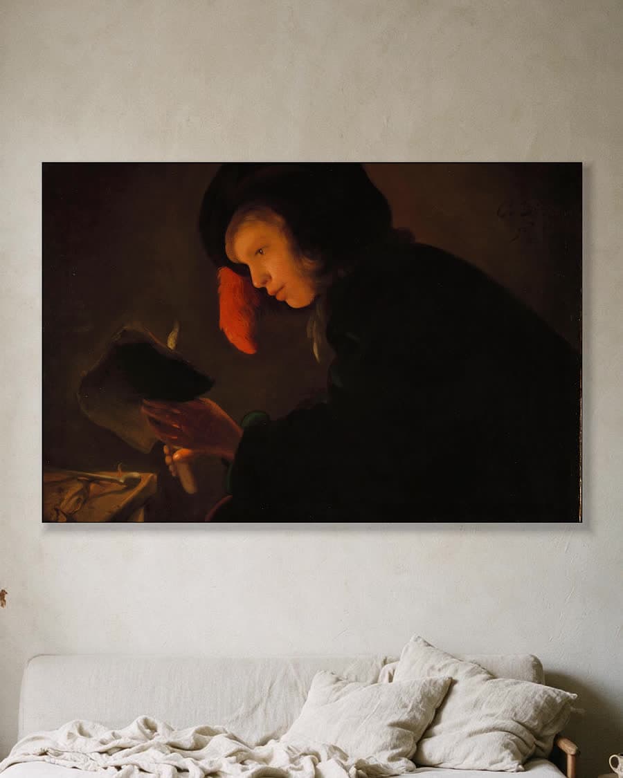 Jongeman bij kaarslicht in een aluminium frame aan dezelfde muur