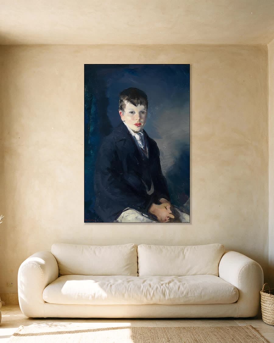 Jongen in een blauwe jas in een aluminium frame aan dezelfde muur
