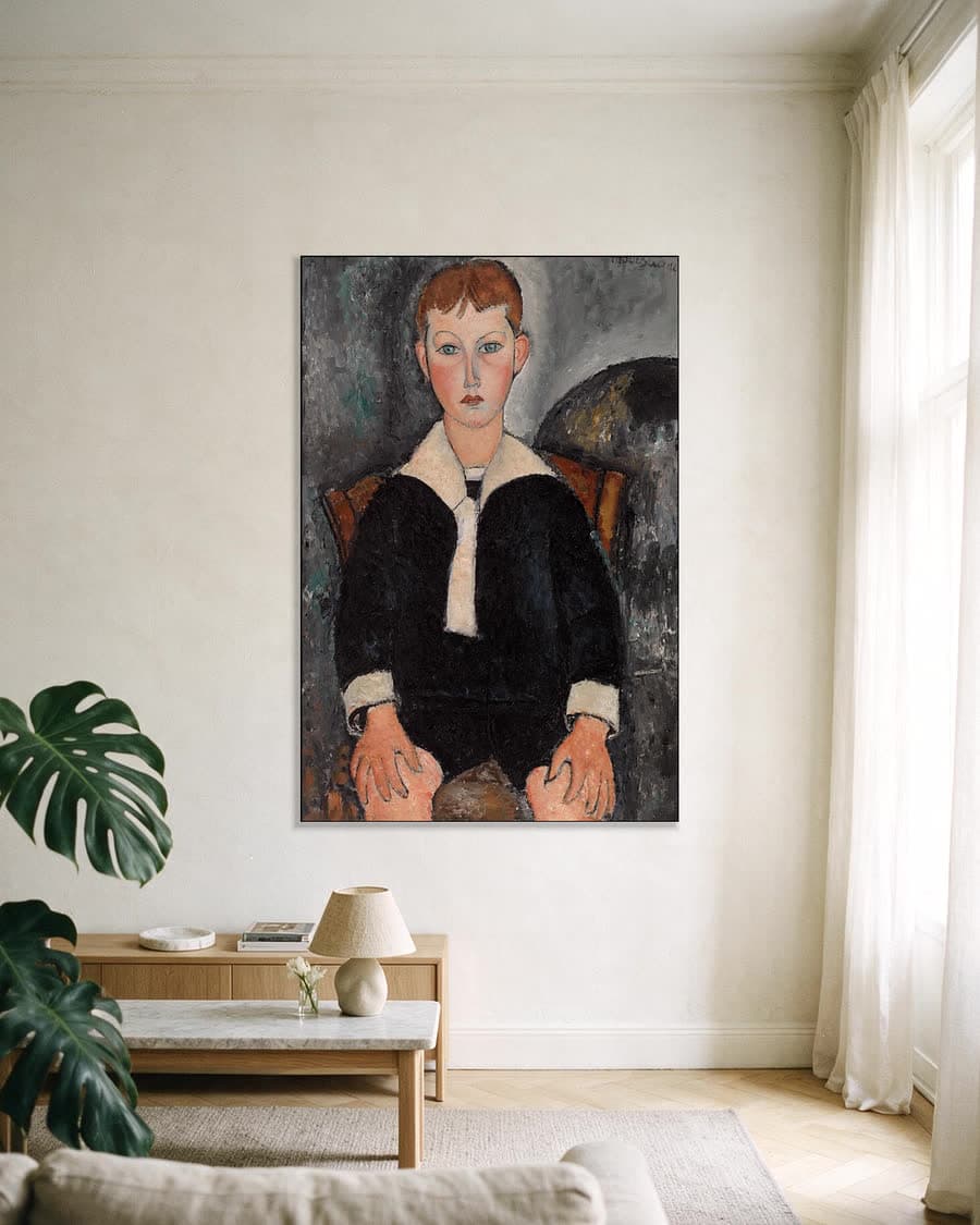 Jongen in matrozenpak in een aluminium frame aan dezelfde muur