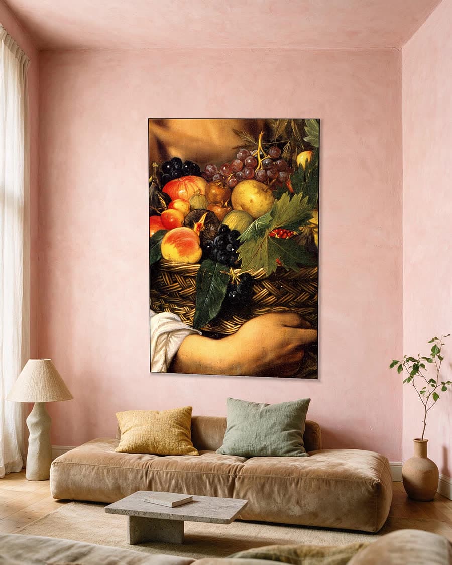 Jongen met een fruitmand in een aluminium frame aan dezelfde muur