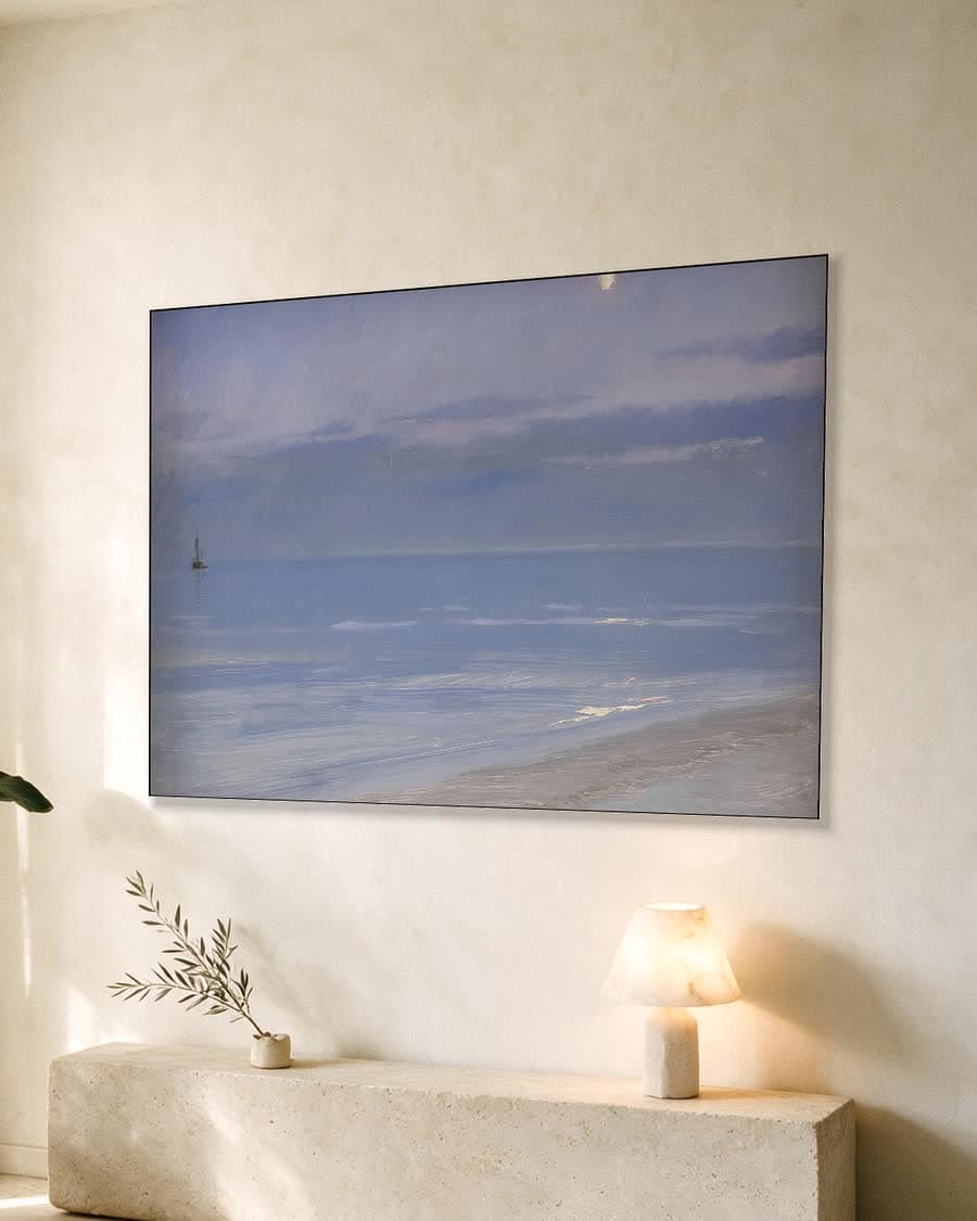 Het strand van Skagen in maanlicht in een aluminium frame aan dezelfde muur