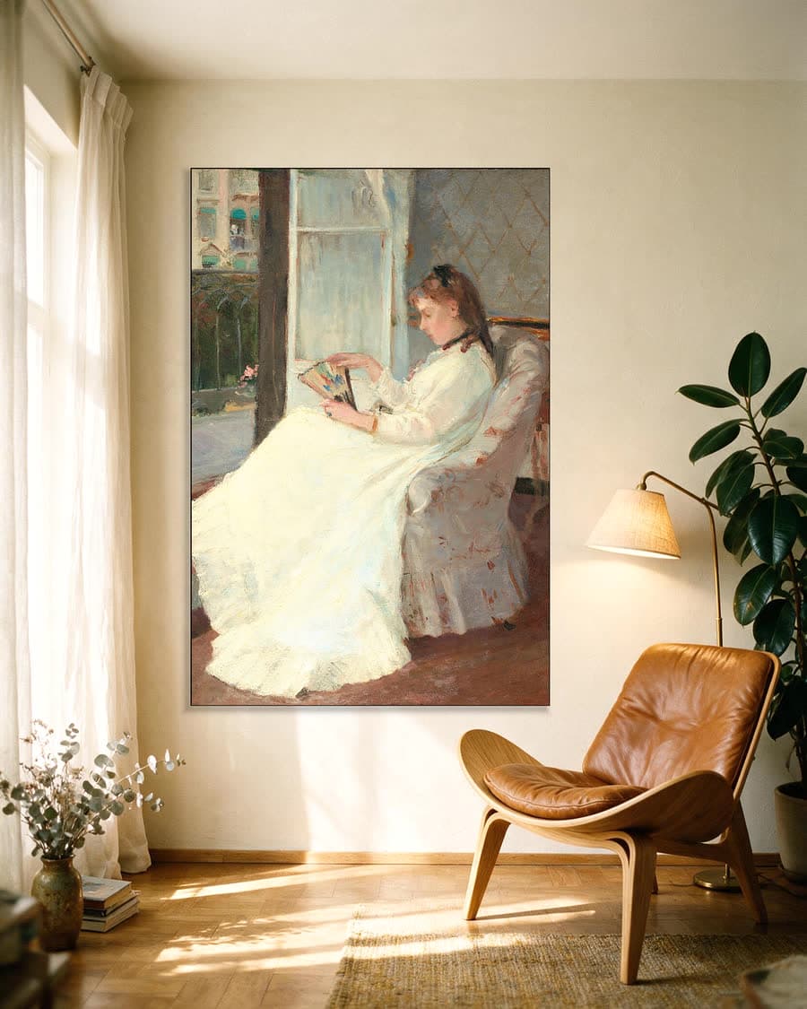 De zuster van de kunstenares bij het raam in een aluminium frame aan dezelfde muur