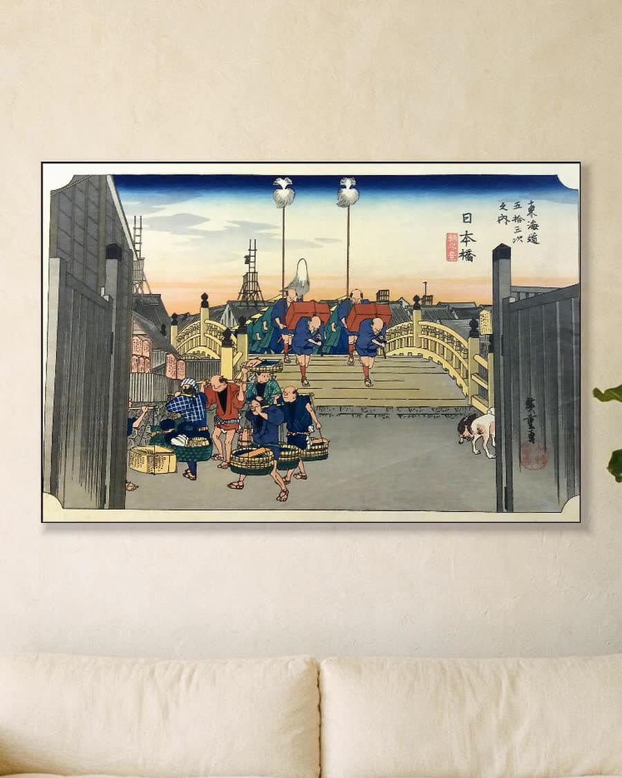 Nihonbashi (De drieënvijftig stations van de Tōkaidō) in een aluminium frame aan dezelfde muur