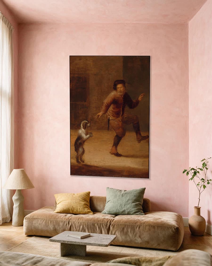 Een man dansend met een hond in een aluminium frame aan dezelfde muur