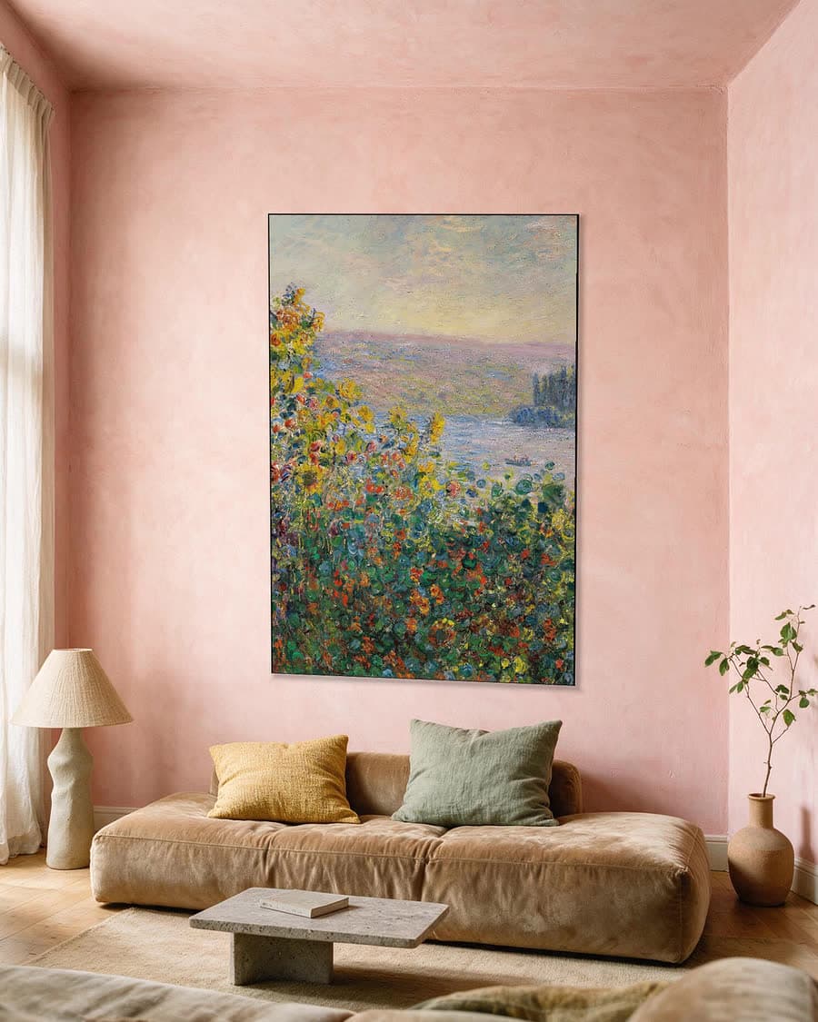 Bloemperken bij Vétheuil in een aluminium frame aan dezelfde muur
