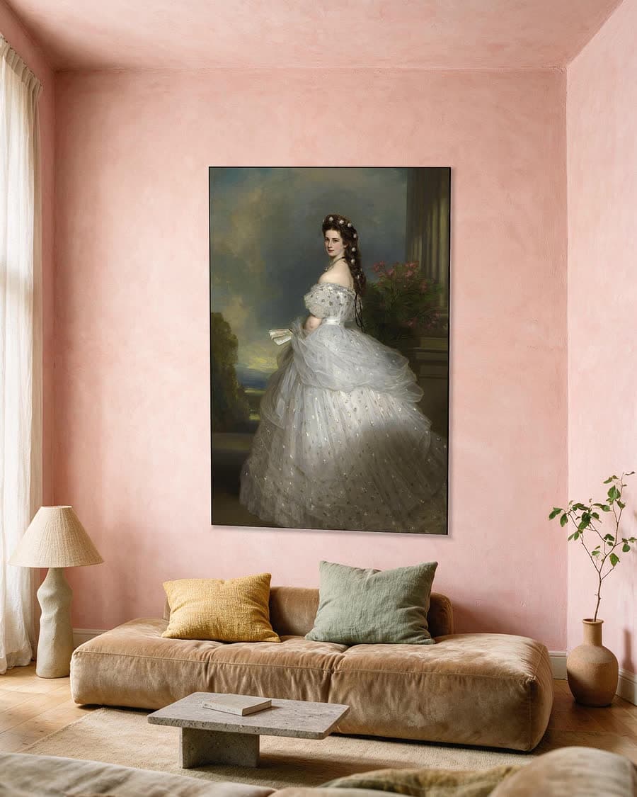 Keizerin Elisabeth van Oostenrijk in sterrenjurk in een aluminium frame aan dezelfde muur