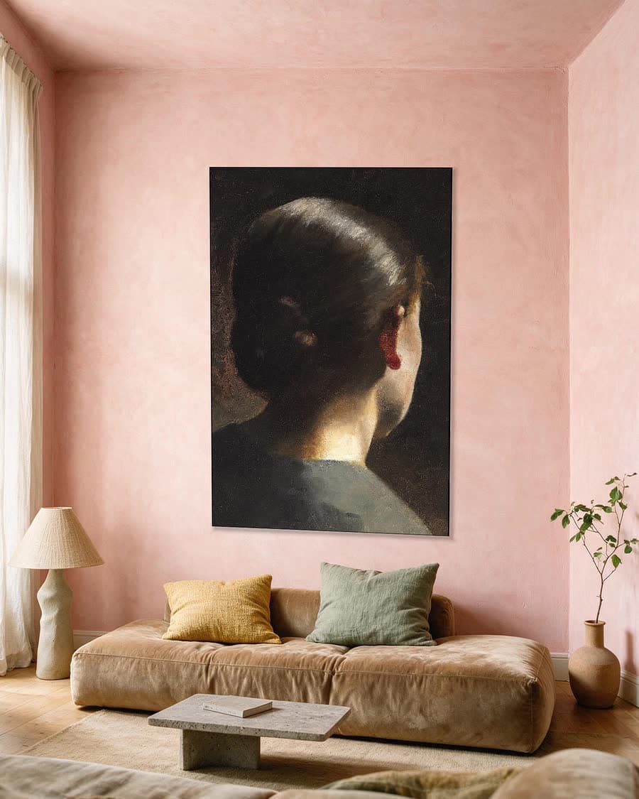Anna Hammershøi op de rug gezien in een aluminium frame aan dezelfde muur