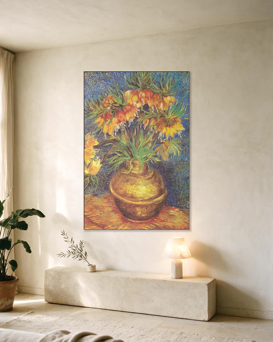 Keizerskronen in een koperen vaas in een aluminium frame aan dezelfde muur