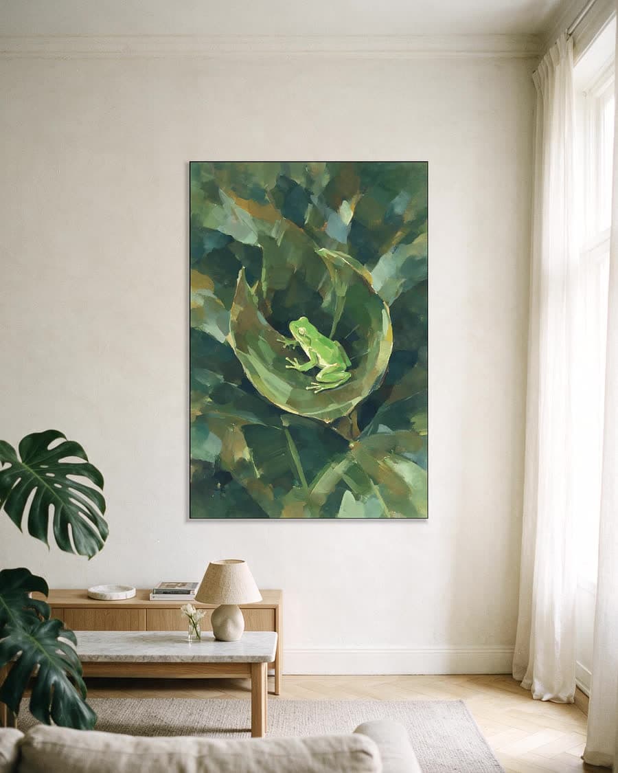 Kikker op een blad in een aluminium frame aan dezelfde muur