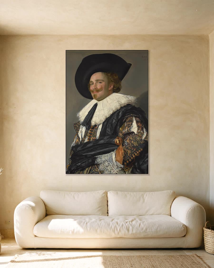 De Lachende Cavalier in een aluminium frame aan dezelfde muur