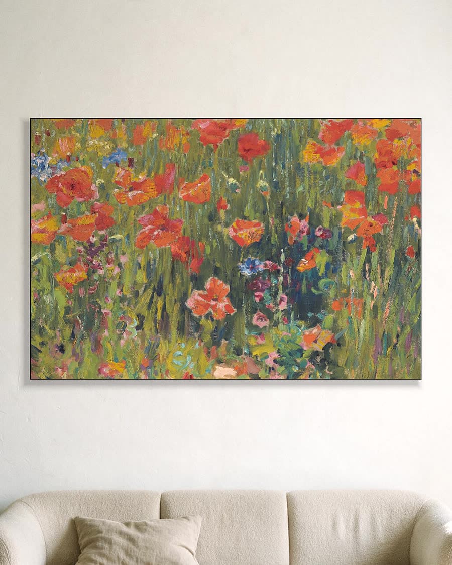 Klaprozen in een aluminium frame aan dezelfde muur