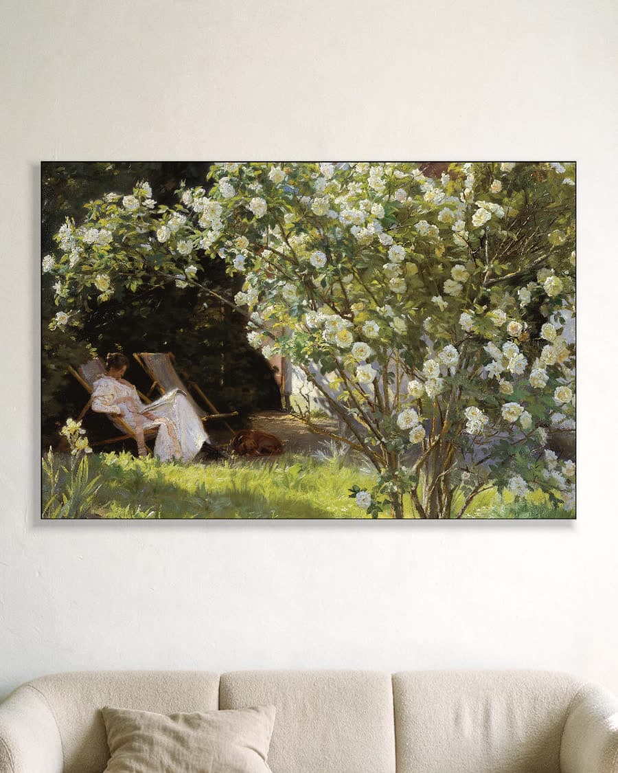 Rozen, Marie Krøyer in de tuinstoel in een aluminium frame aan dezelfde muur
