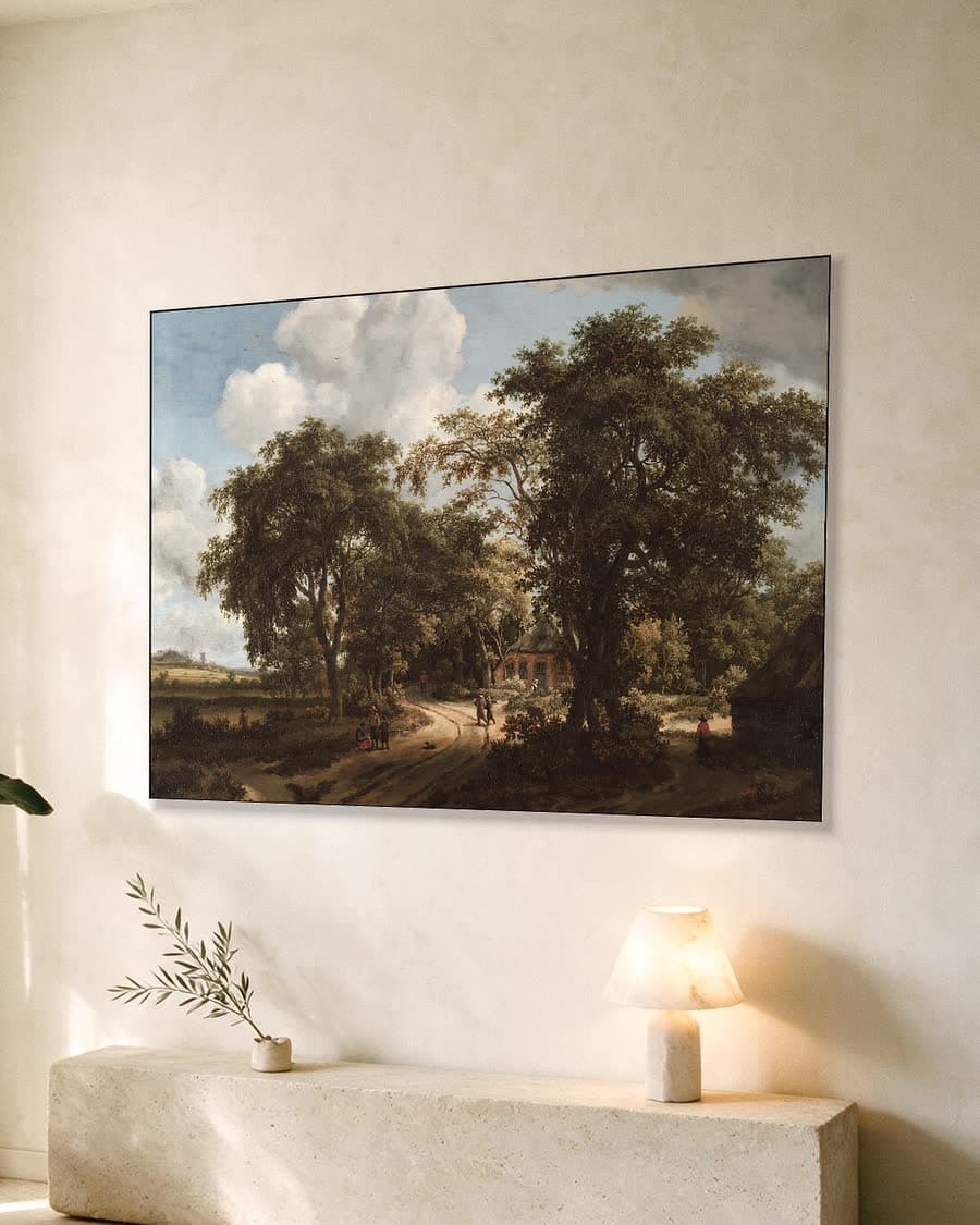 Een huisje in het bos in een aluminium frame aan dezelfde muur