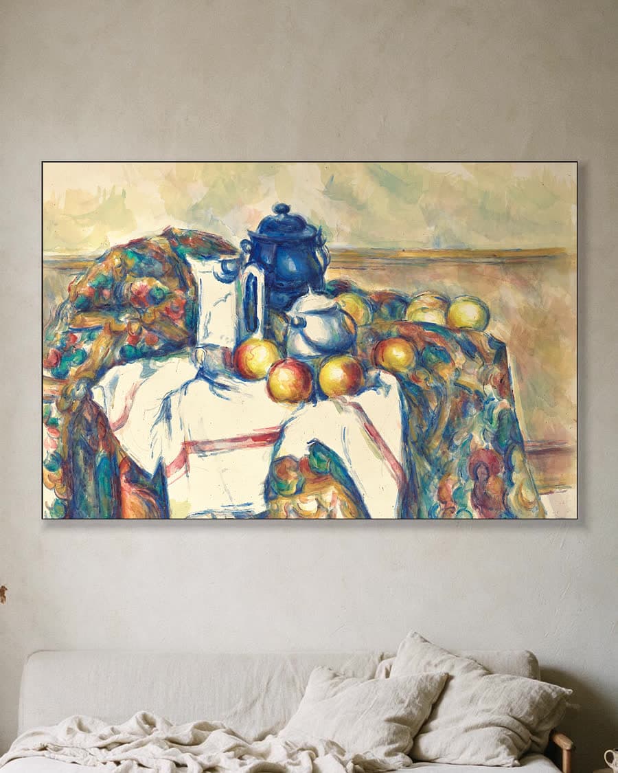 Stilleven met blauwe pot in een aluminium frame aan dezelfde muur